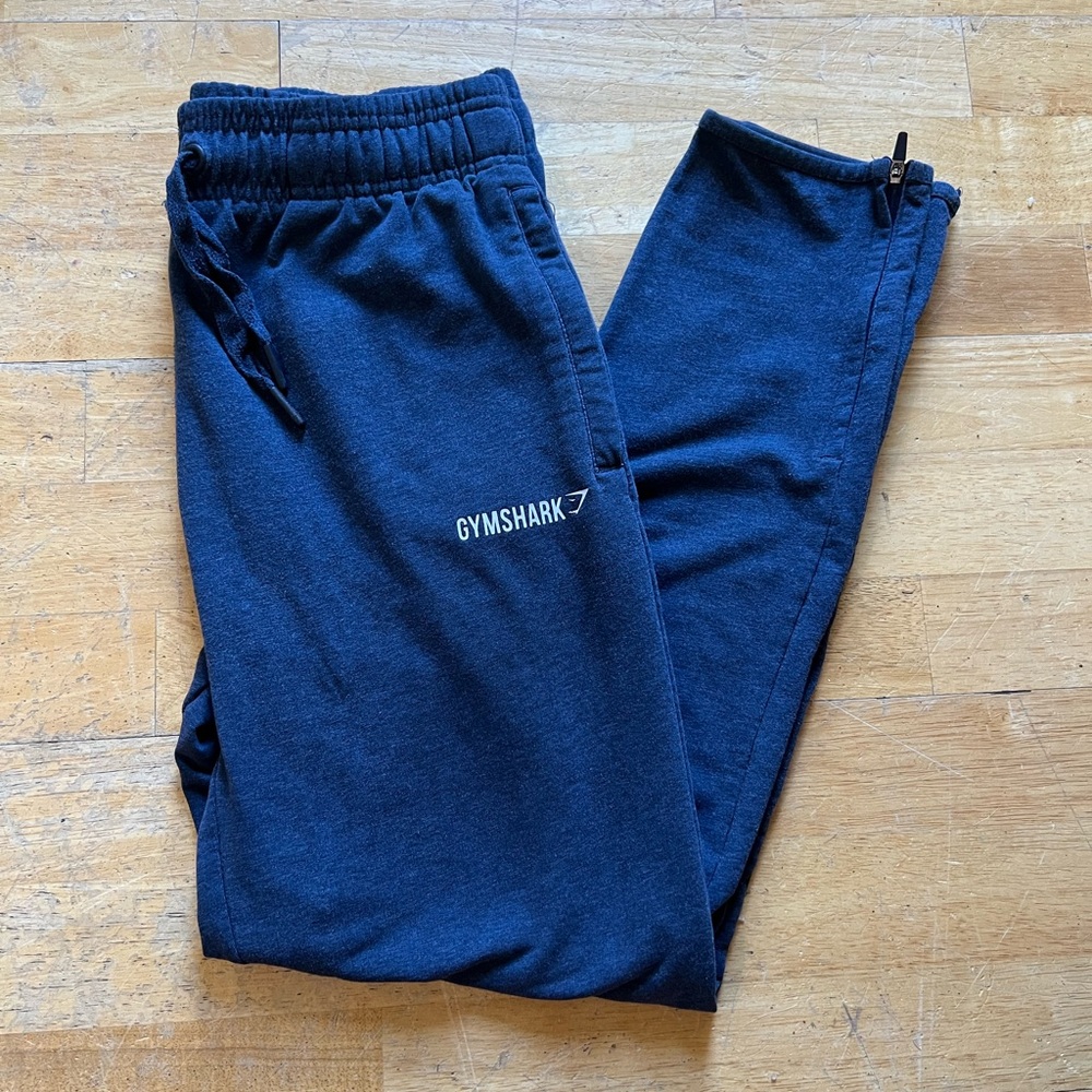 Gymshark women’s sweatpants medium with zipper pockets and ankle zippers